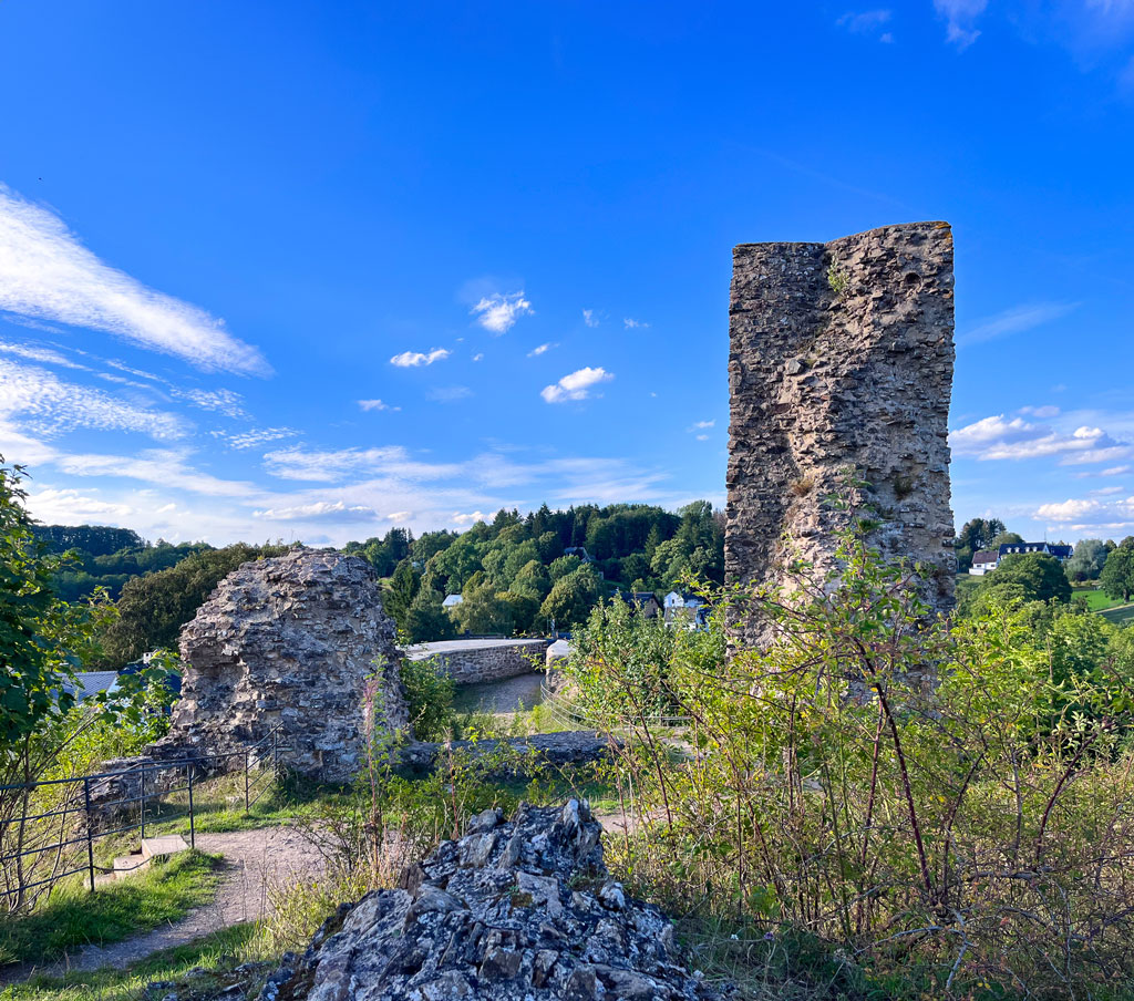 Die Zehntscheune und das Nordtor Kronenburg vereinen traditionelle Gastlichkeit, moderne Küche und handgemachte Spezialitäten in einzigartiger Atmosphäre. Die Zehntscheune und das Nordtor Kronenburg vereinen traditionelle Gastlichkeit, moderne Küche und handgemachte Spezialitäten in einzigartiger Atmosphäre.