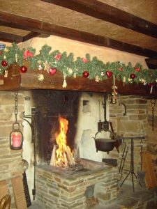 Die Zehntscheune und das Nordtor Kronenburg vereinen traditionelle Gastlichkeit, moderne Küche und handgemachte Spezialitäten in einzigartiger Atmosphäre.