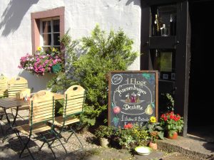 Entdecken Sie die Zehntscheune und das Nordtor Kronenburg mit gemütlicher Gastlichkeit, moderner Küche und hauseigener Destille inmitten der historischen Kulisse von Kronenburg.