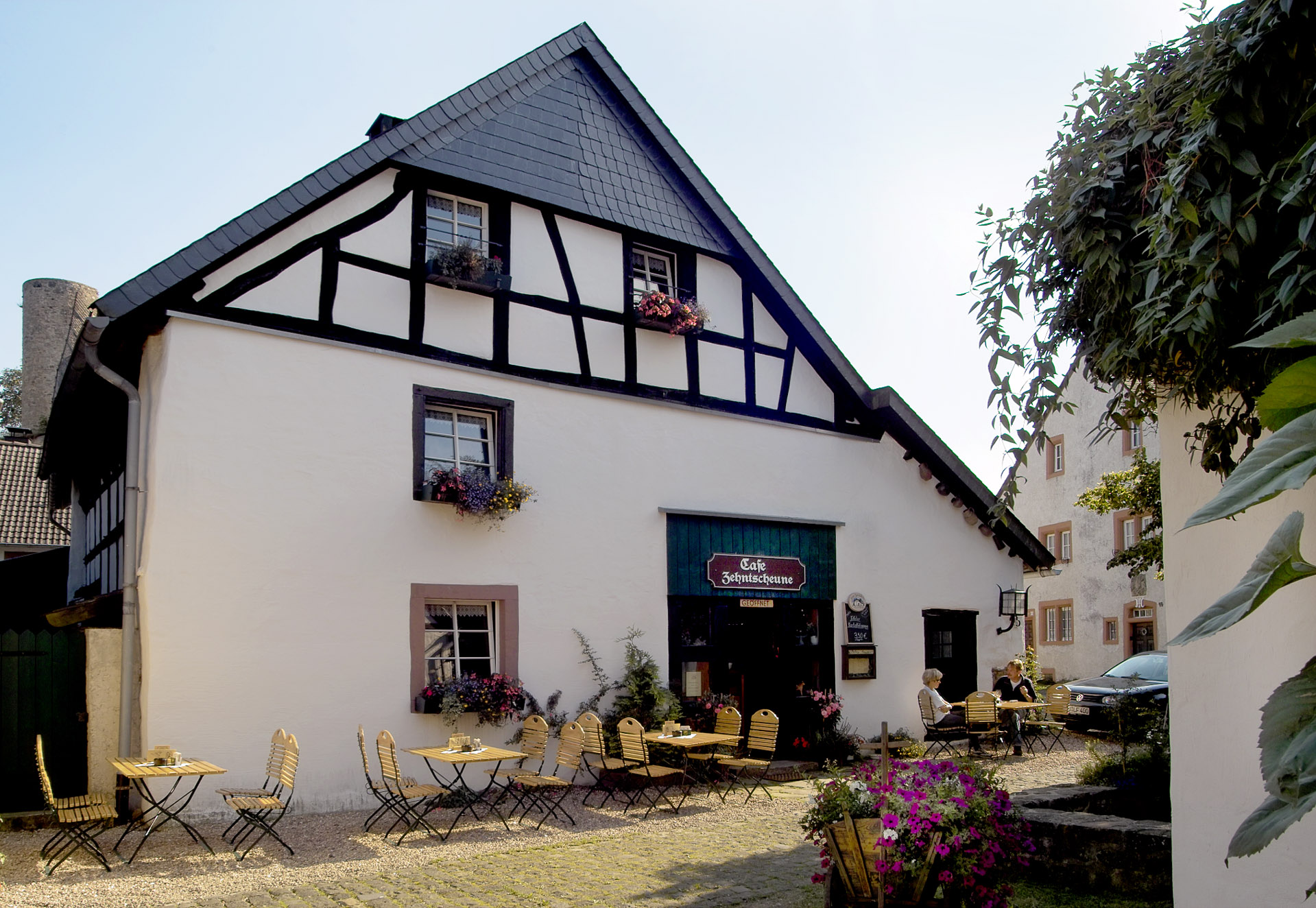 Zehntscheune Kronenburg Eifel – ein Ort für Kaffee, Kuchen und Entspannung Zehntscheune Kronenburg Eifel – ein Ort für Kaffee, Kuchen und Entspannung