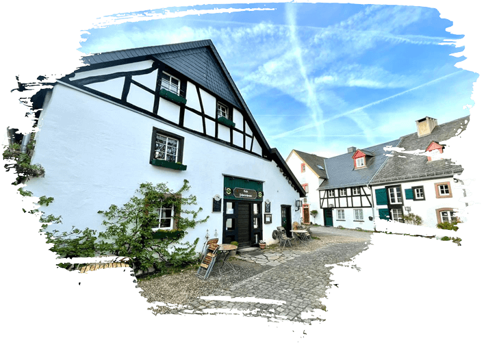 Genießen Sie in der Zehntscheune und im Nordtor Kronenburg handgemachte Eifel-Spezialitäten, feine Destillate und ein abwechslungsreiches Eventprogramm.